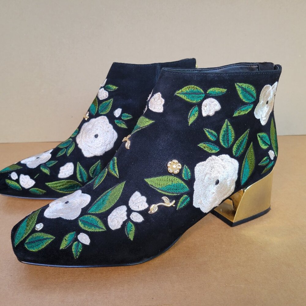 Karl Lagerfeld embroidered black velvet boots with a golden heel size 8.5 M